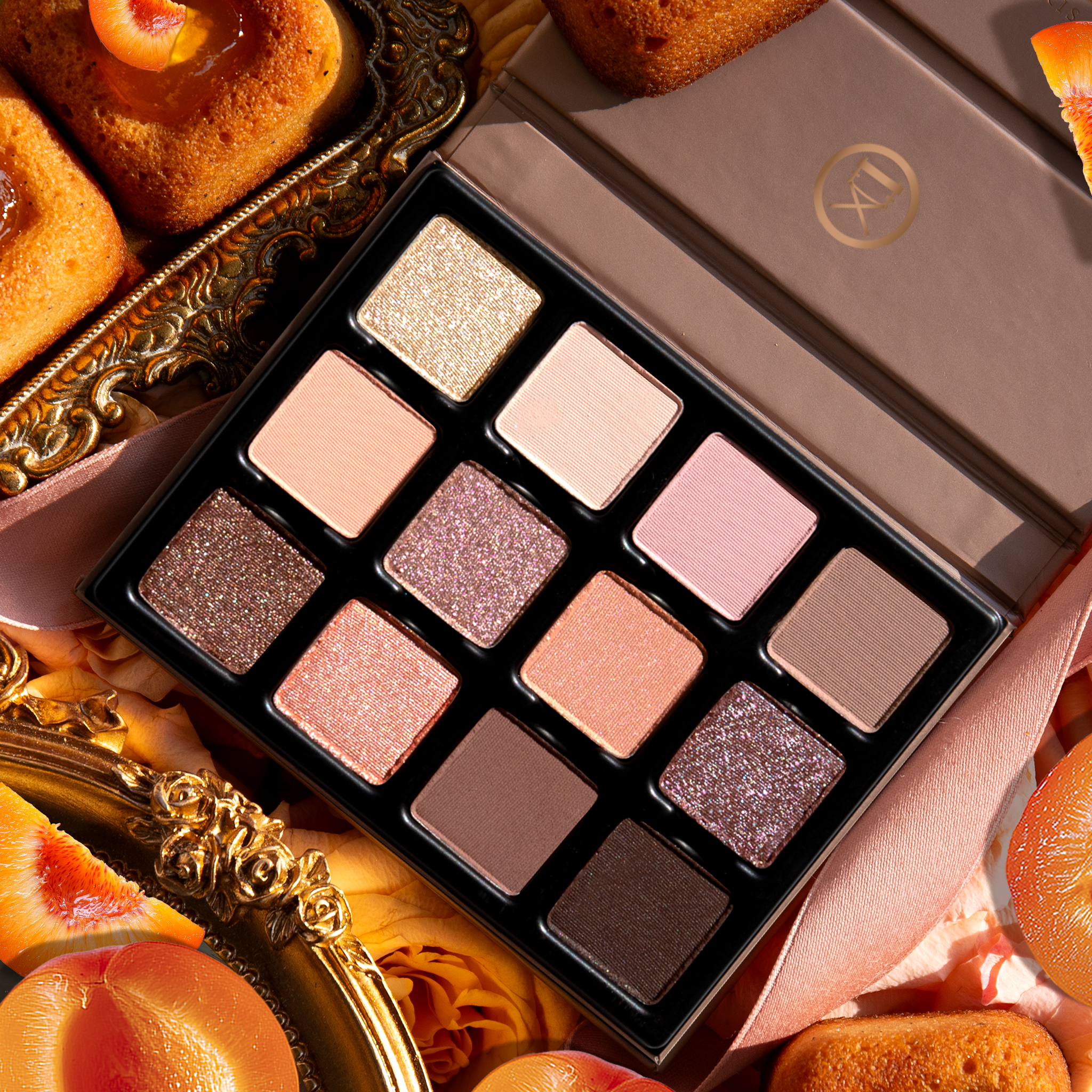 Apricotine Lumière Étendu open palette displaying 12 pans of velvety mattes and dreamy glaces inspired by pâtisserie