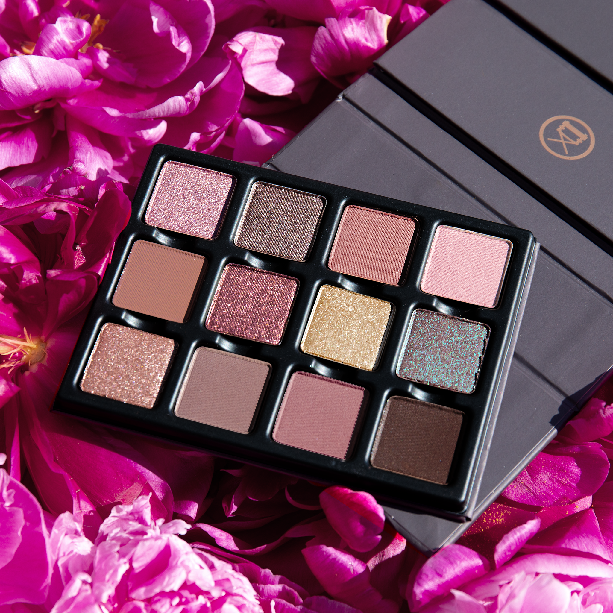 Open Cashmerie Charmeuse Étendu palette with plush mattes and high-shine shimmers in mauve, plum, and pewter tones.