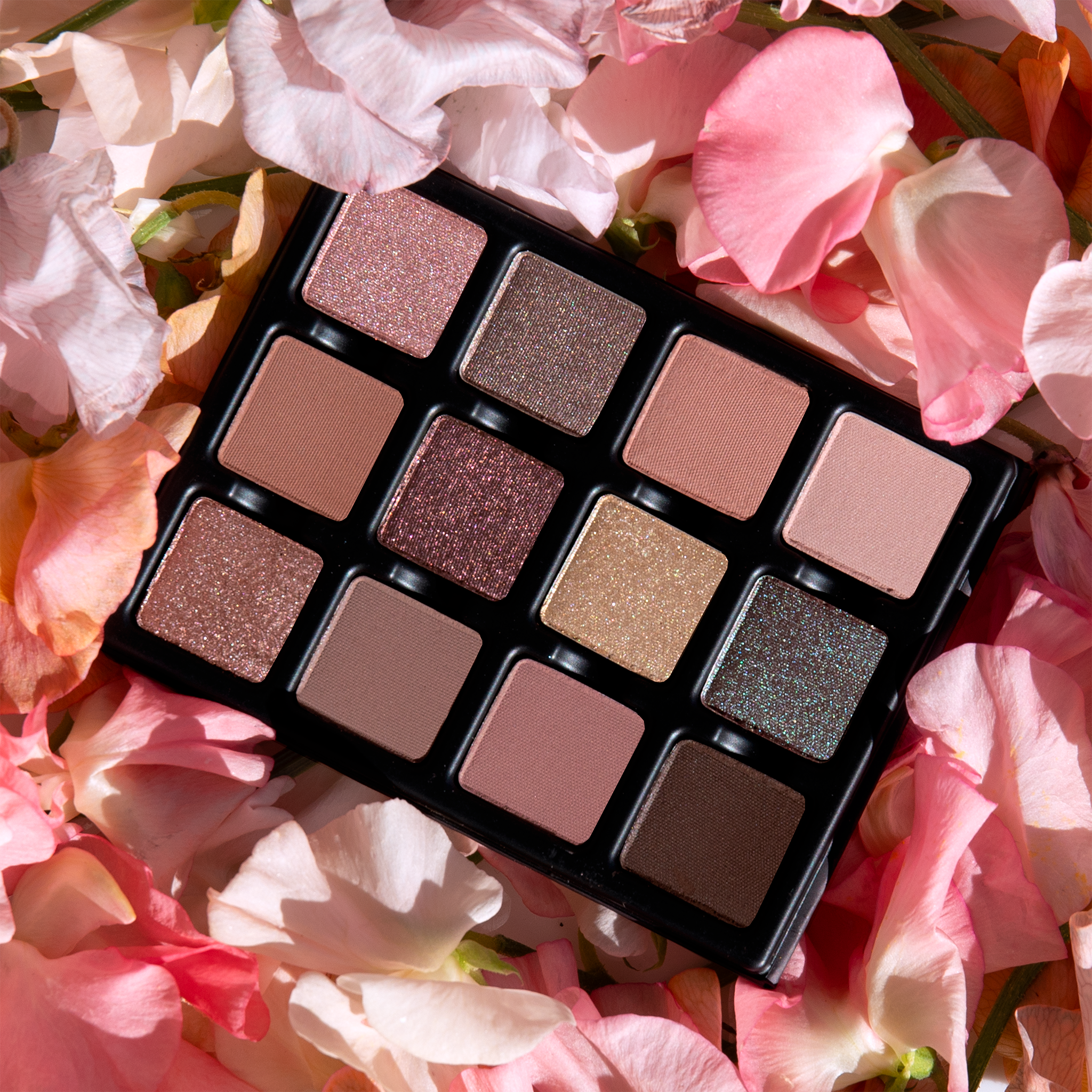 Open Cashmerie Charmeuse Étendu palette with plush mattes and high-shine shimmers in mauve, plum, and pewter tones.