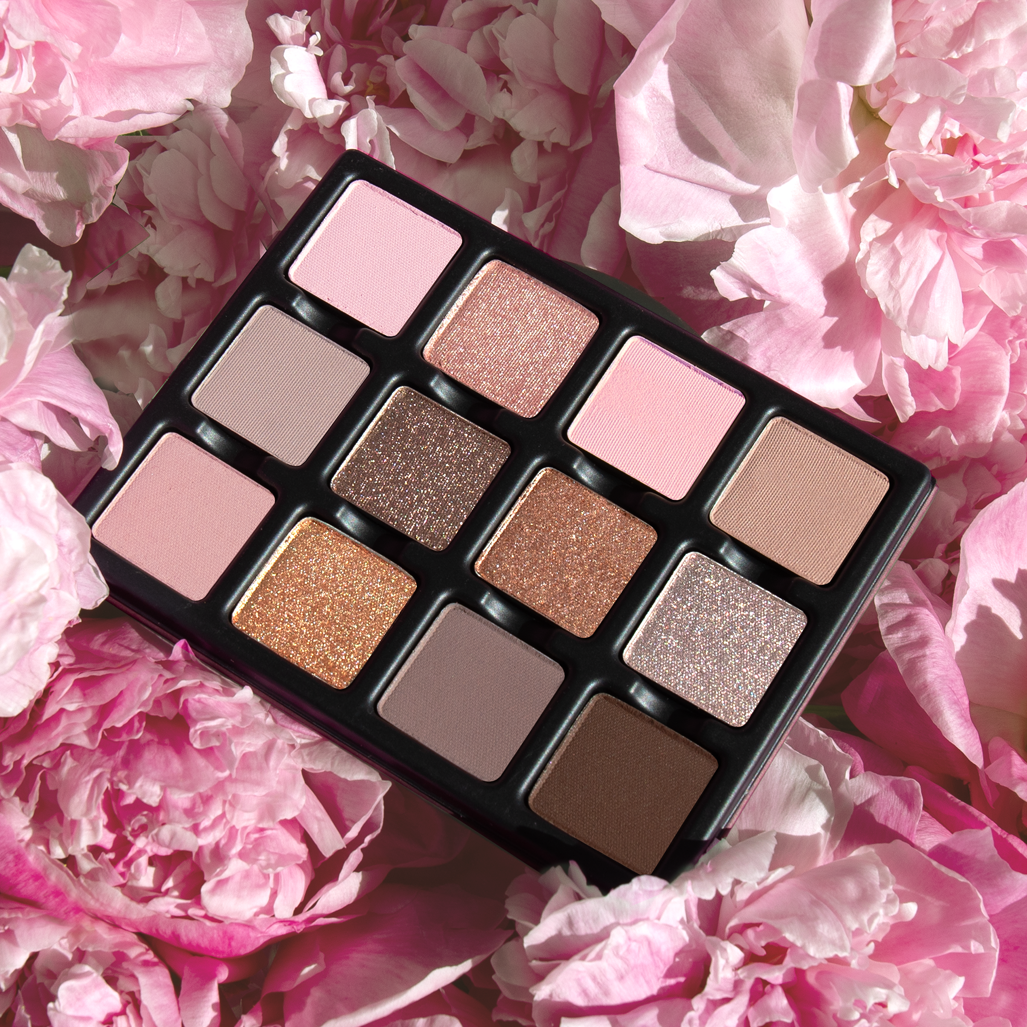 Open Lilas Lumière Étendu palette displaying radiant champagne, soft mauve, silver taupe, lavender shimmer, ballet pink