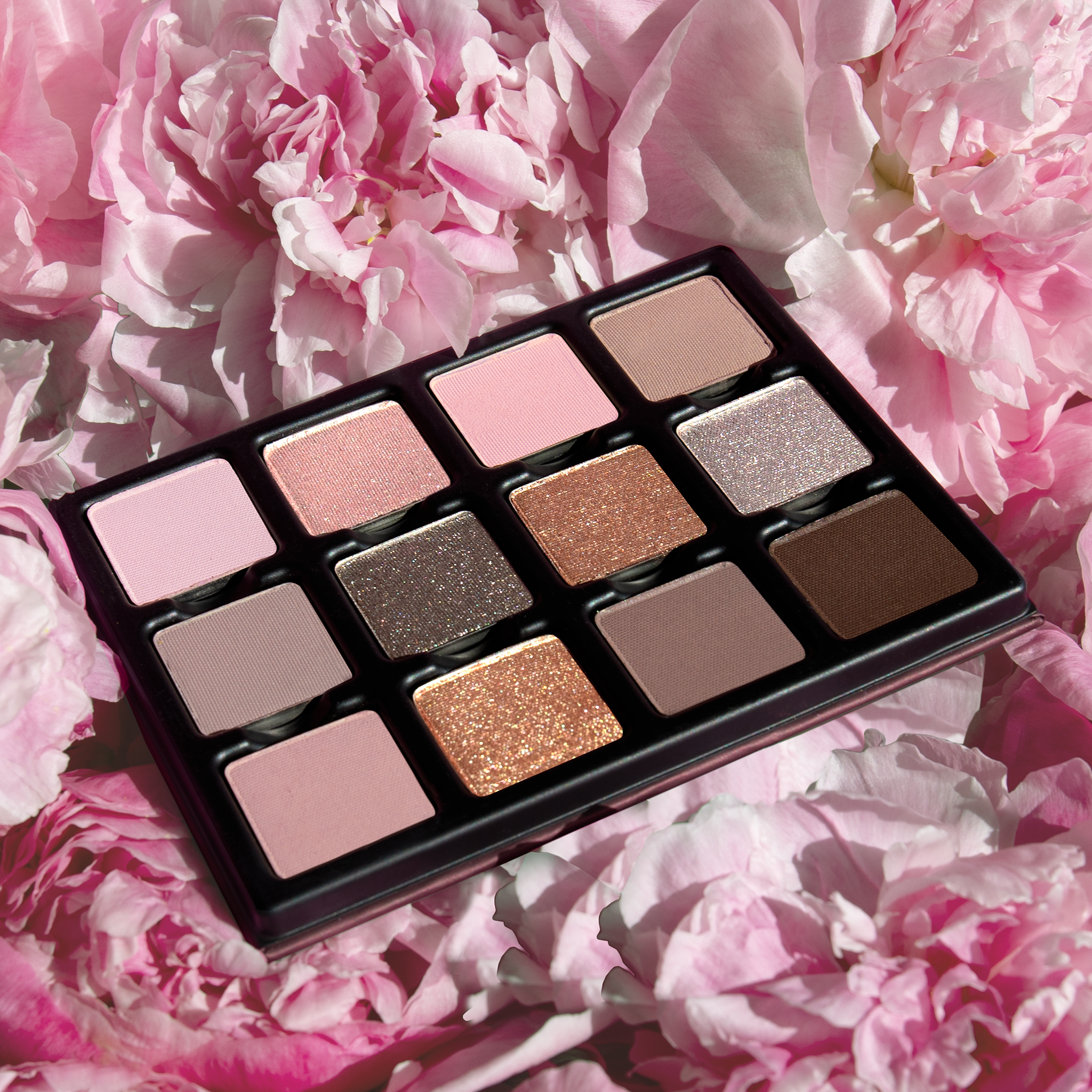 Close-up Lilas Lumière Étendu palette with spring-inspired shades, luminous lilac, radiant champagne, soft mauve