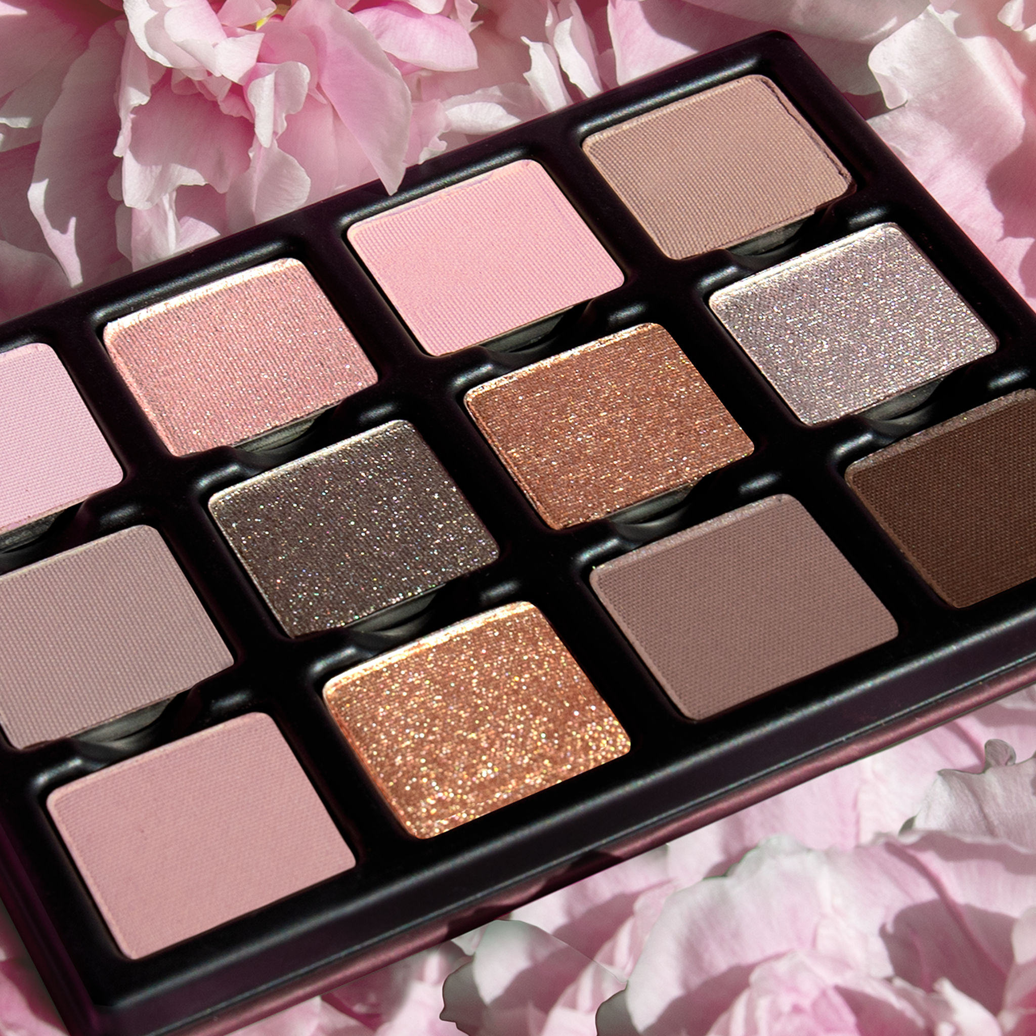 Close-up Lilas Lumière Étendu palette with spring-inspired shades, luminous lilac, radiant champagne, soft mauve