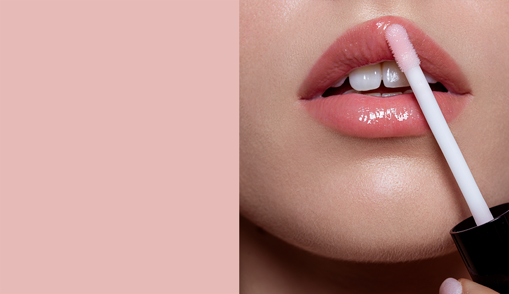 Viseart Moisture Boost Oil Lip Shine in ‘Petalé’ – a clear tube with black cap, featuring a soft rose-tinted lip oil being applied to lips