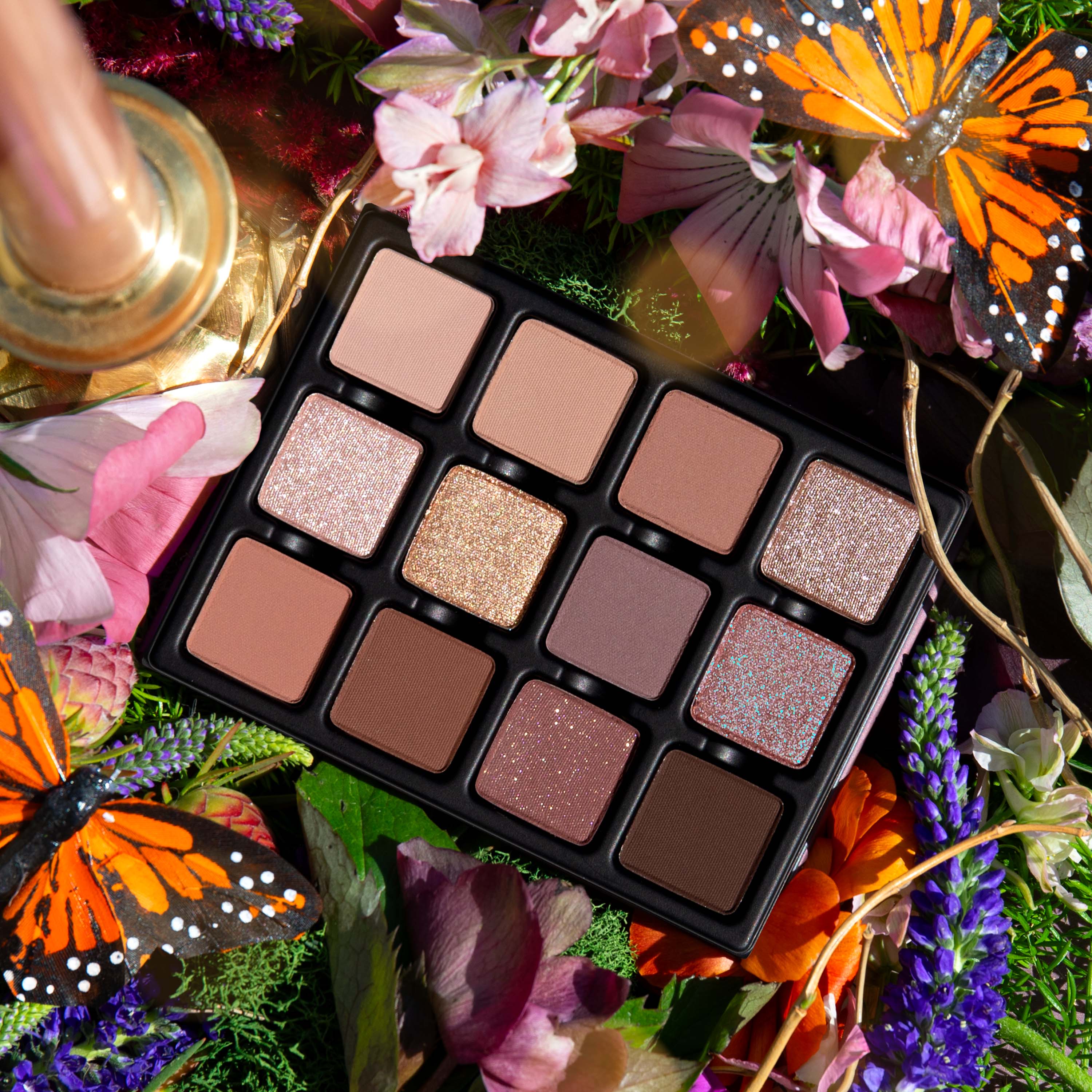 Open Midsommer Lumière Étendu palette displaying radiant champagne, soft mauve, rose, lilac, and petal-soft duochromatic tones.