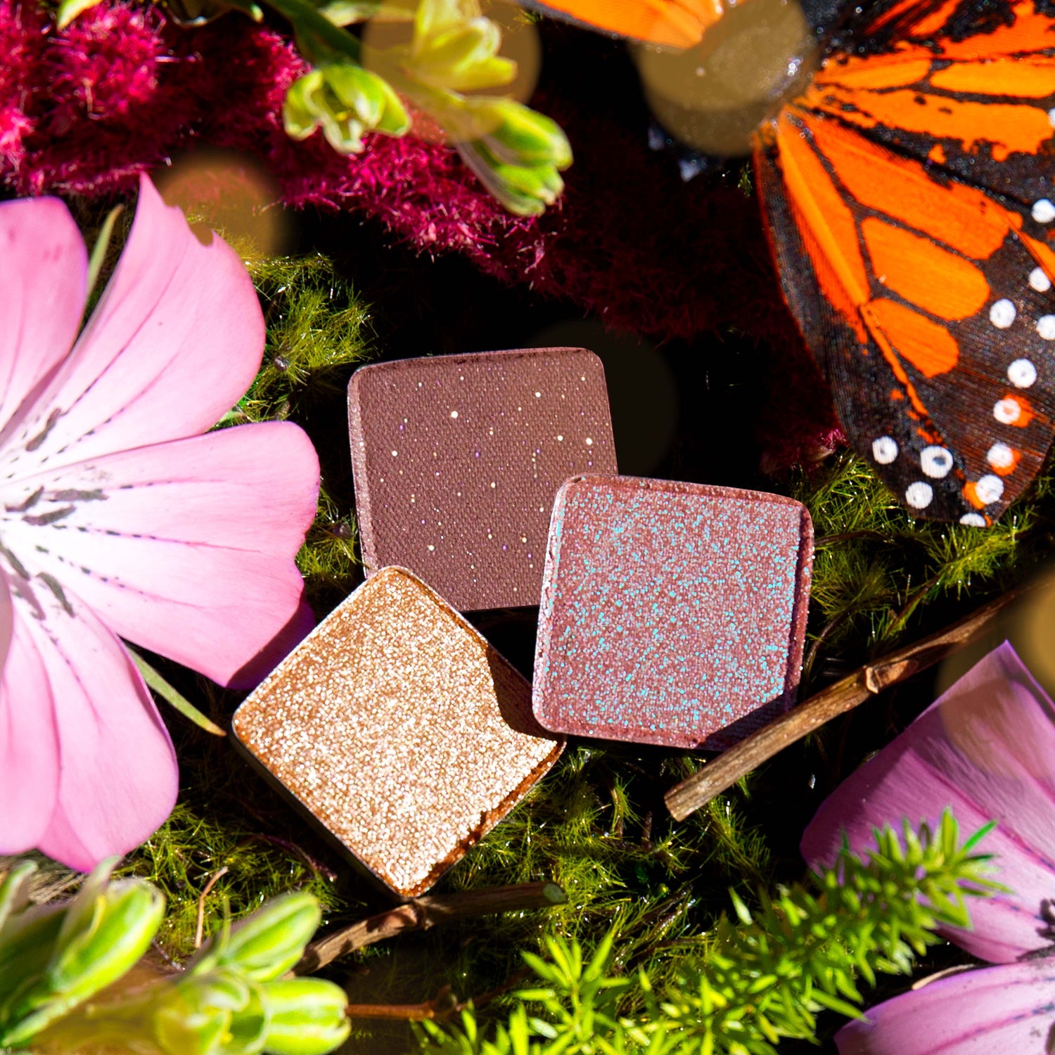 Swatches of Midsommer Lumière Étendu eyeshadow palette with spring cool rose, shimmering taupes, nude browns, and rosewood hues.