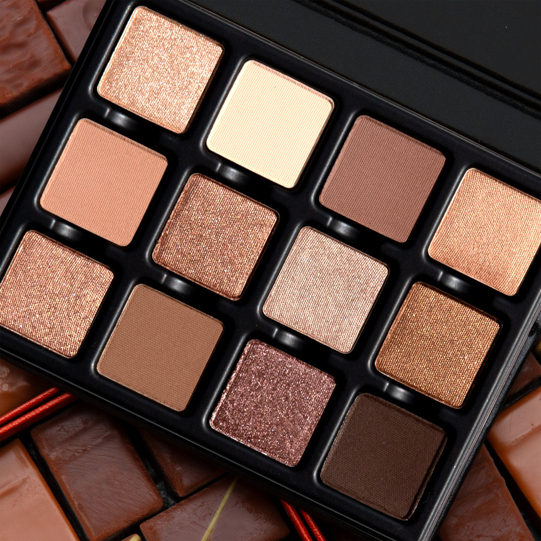 Open Praline Étendu featuring radiant clay, almond matte, golden bronze, peach shimmer, cocoa satin
