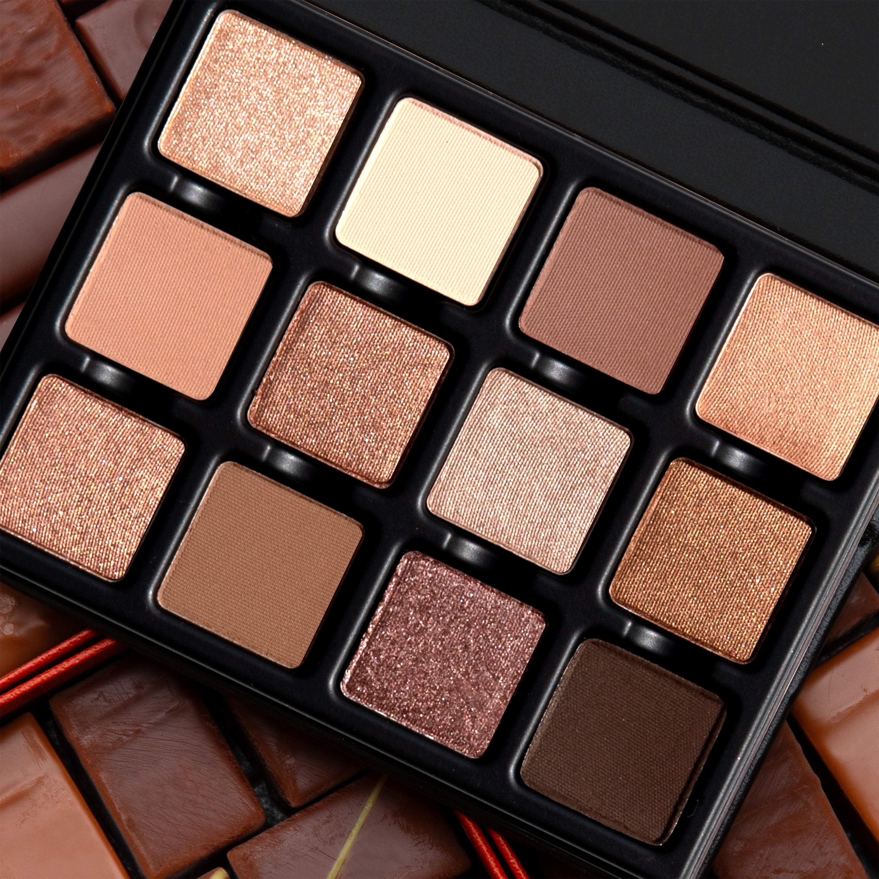 Open Praline Étendu featuring radiant clay, almond matte, golden bronze, peach shimmer, cocoa satin