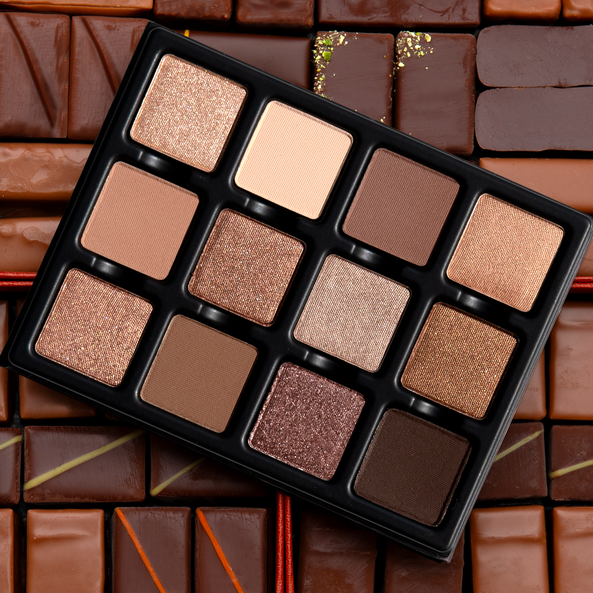 Open Praline Étendu featuring radiant clay, almond matte, golden bronze, peach shimmer, cocoa satin