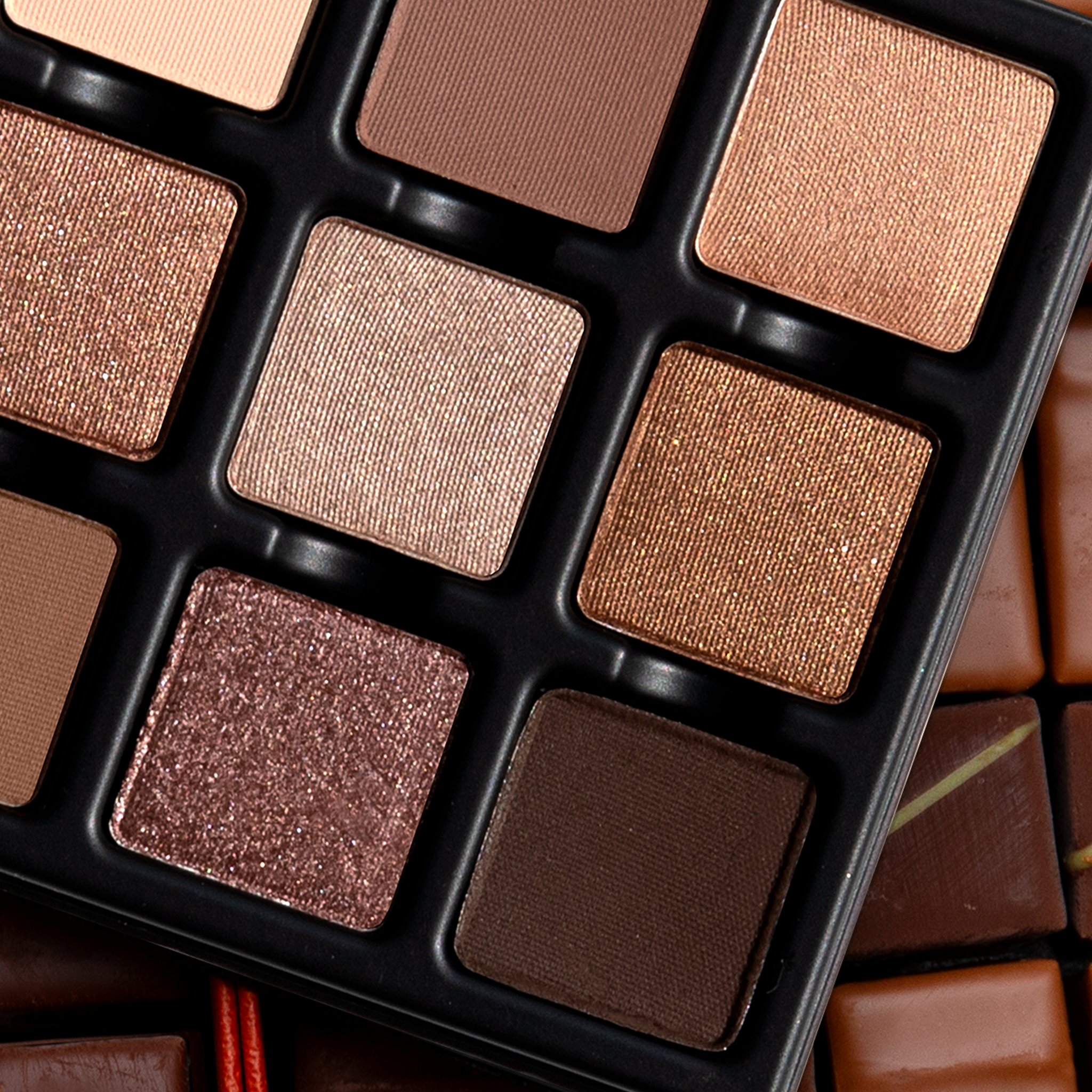Close-up Praline Étendu palette with spring-inspired shades featuring golden neutrals, copper satin, peach matte, summer-inspired soft brown and almond tones
