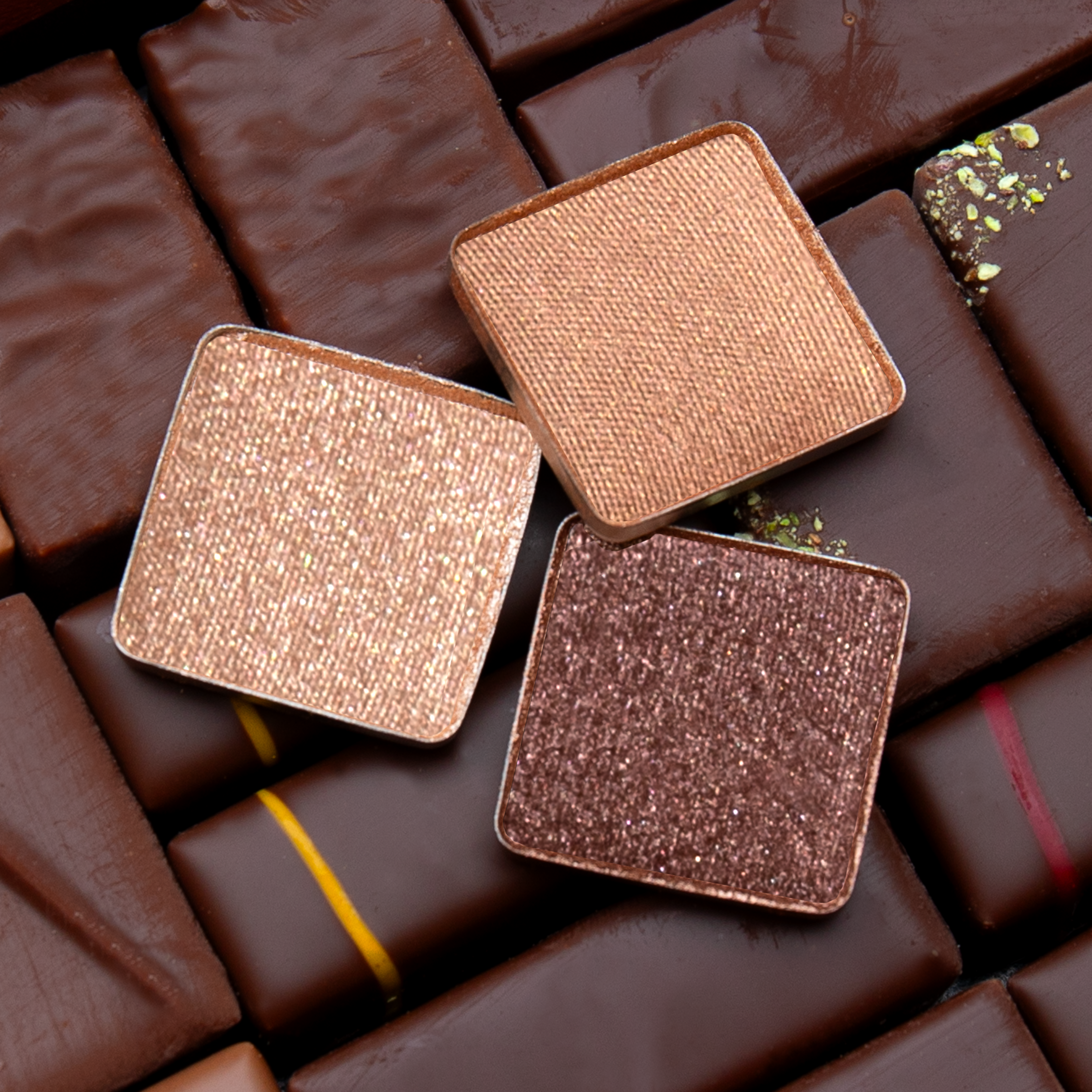 Swatches of Praline Étendu eyeshadow palette with spring tones of copper, clay, caramel, cocoa, golden almond shimmer