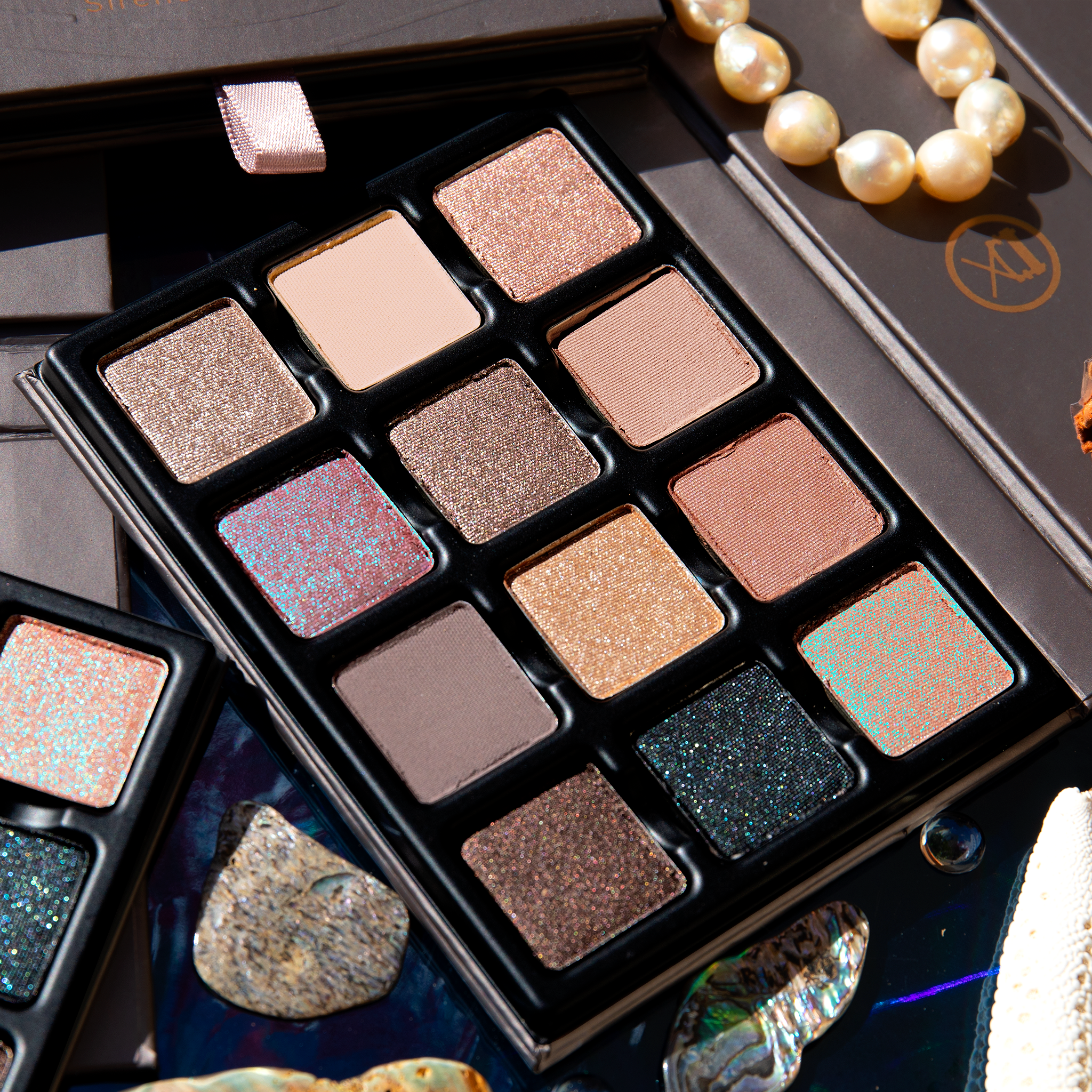 Open Sireneuse Étendu palette showing twelve ocean-inspired shades in matte, shimmer, and duochrome finishes.