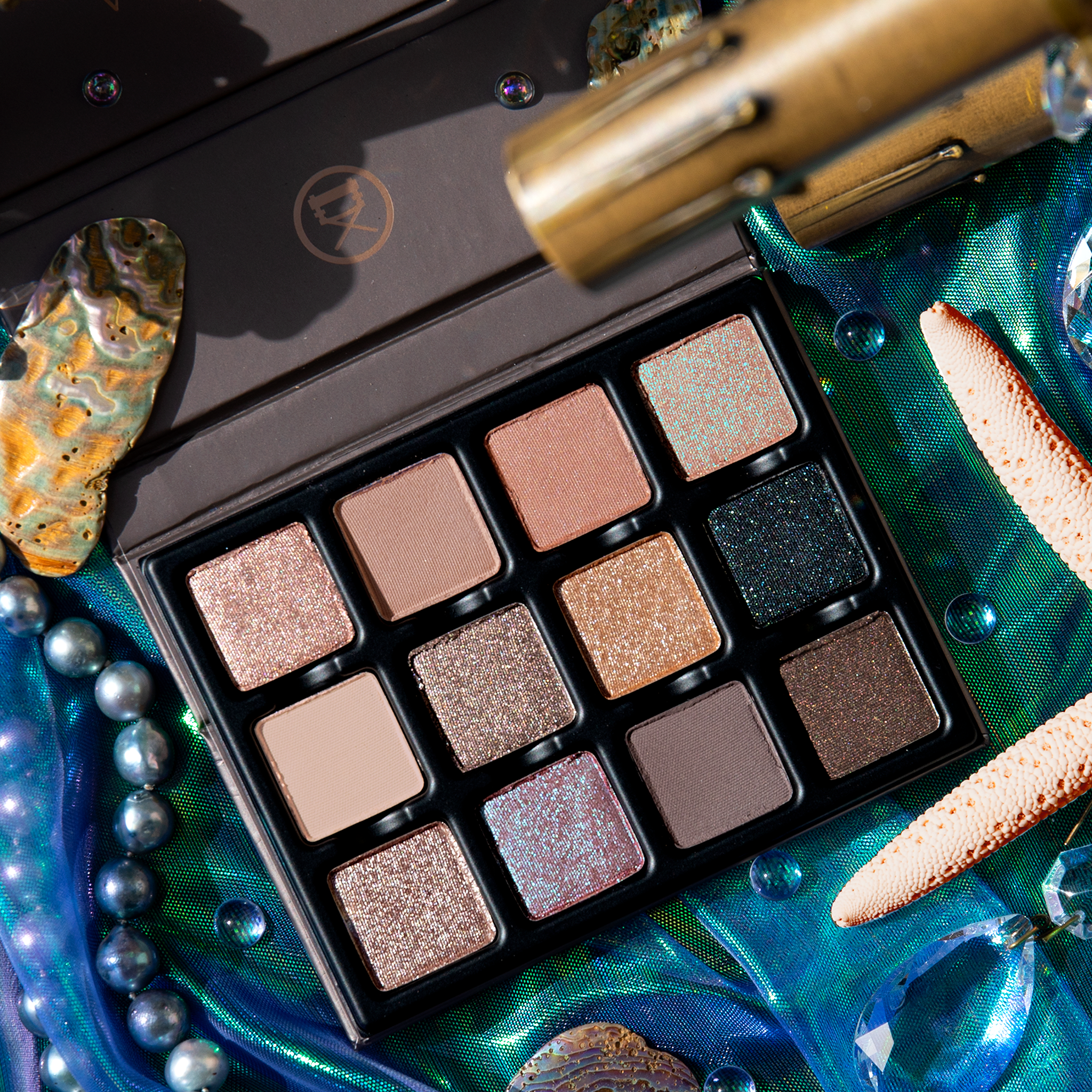 Open Sireneuse Étendu palette showing twelve ocean-inspired shades in matte, shimmer, and duochrome finishes.