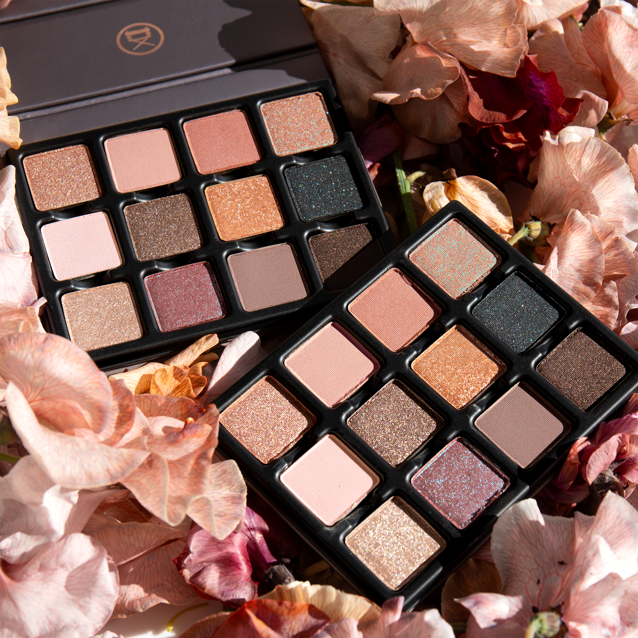 Open Sireneuse Étendu palette showing twelve ocean-inspired shades in matte, shimmer, and duochrome finishes.