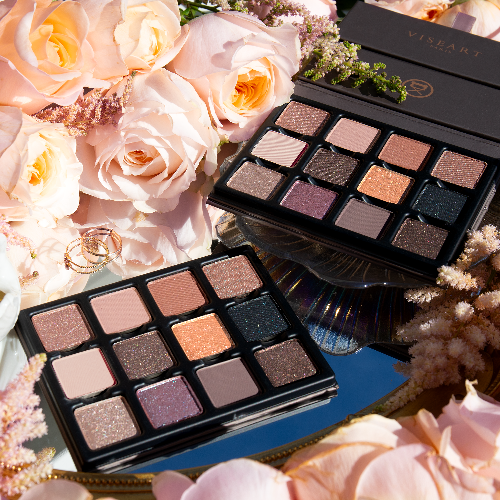 Open Sireneuse Étendu palette showing twelve ocean-inspired shades in matte, shimmer, and duochrome finishes.