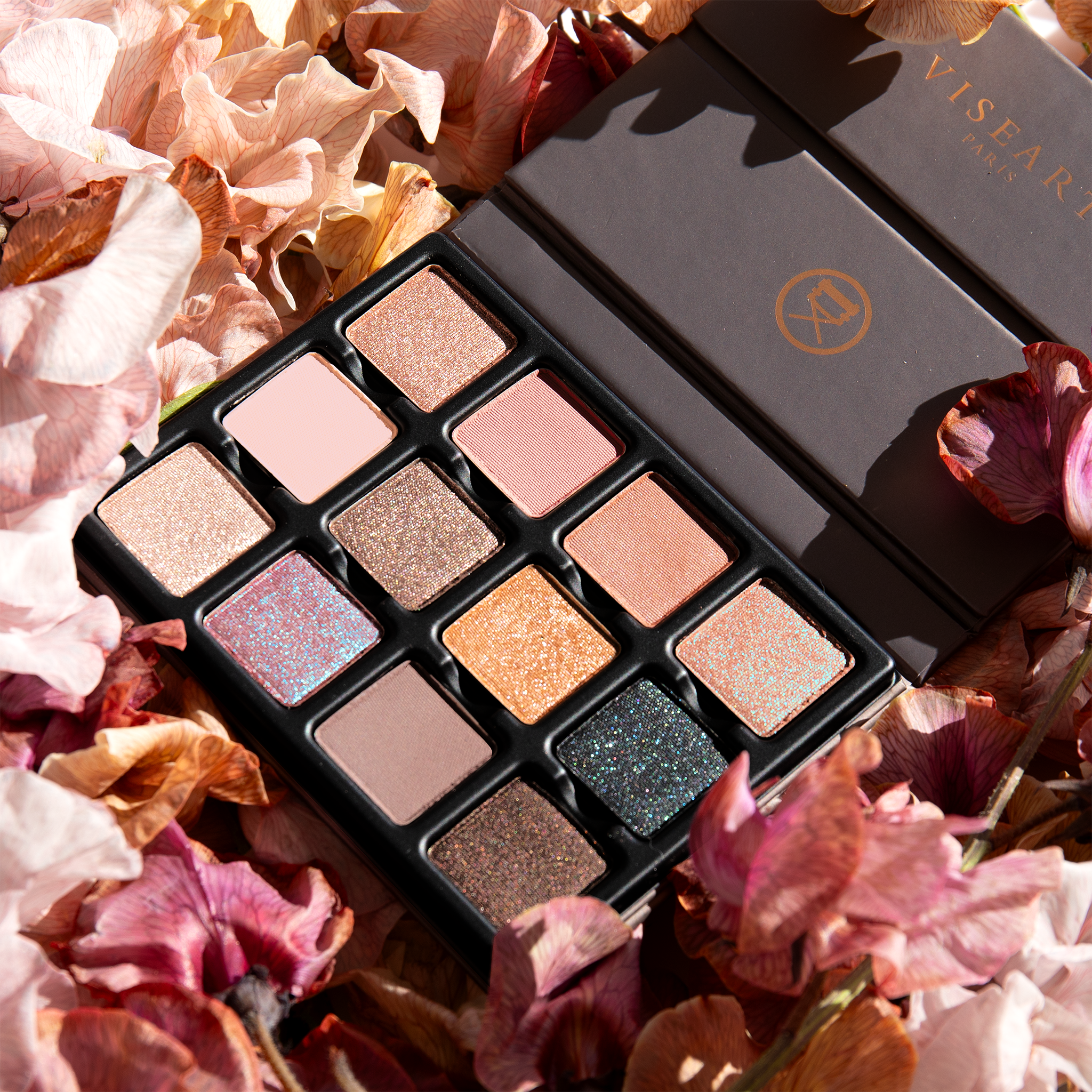 Open Sireneuse Étendu palette showing twelve ocean-inspired shades in matte, shimmer, and duochrome finishes.