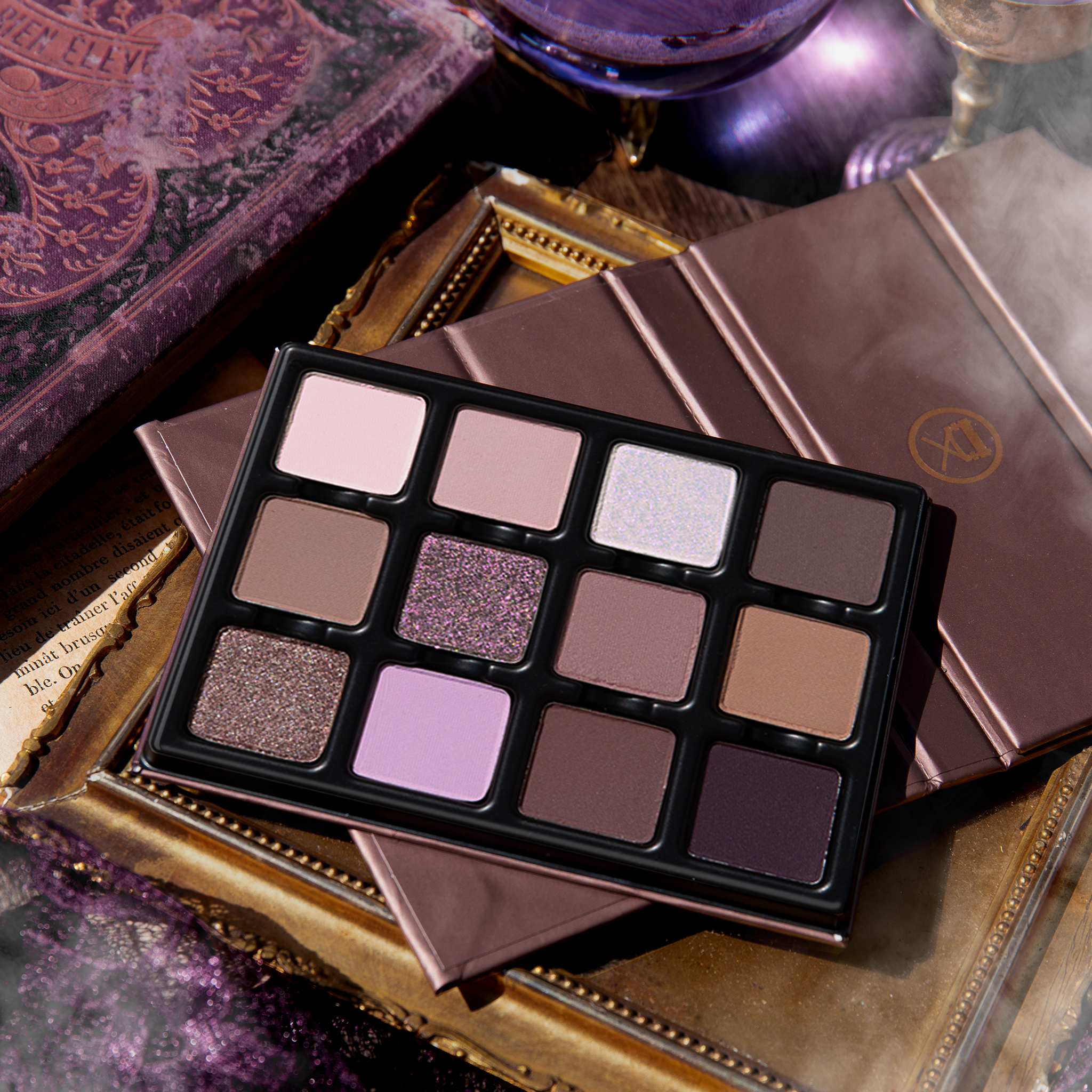 Close-up of Violette Nocturne Étendu shades with shimmer and mattes