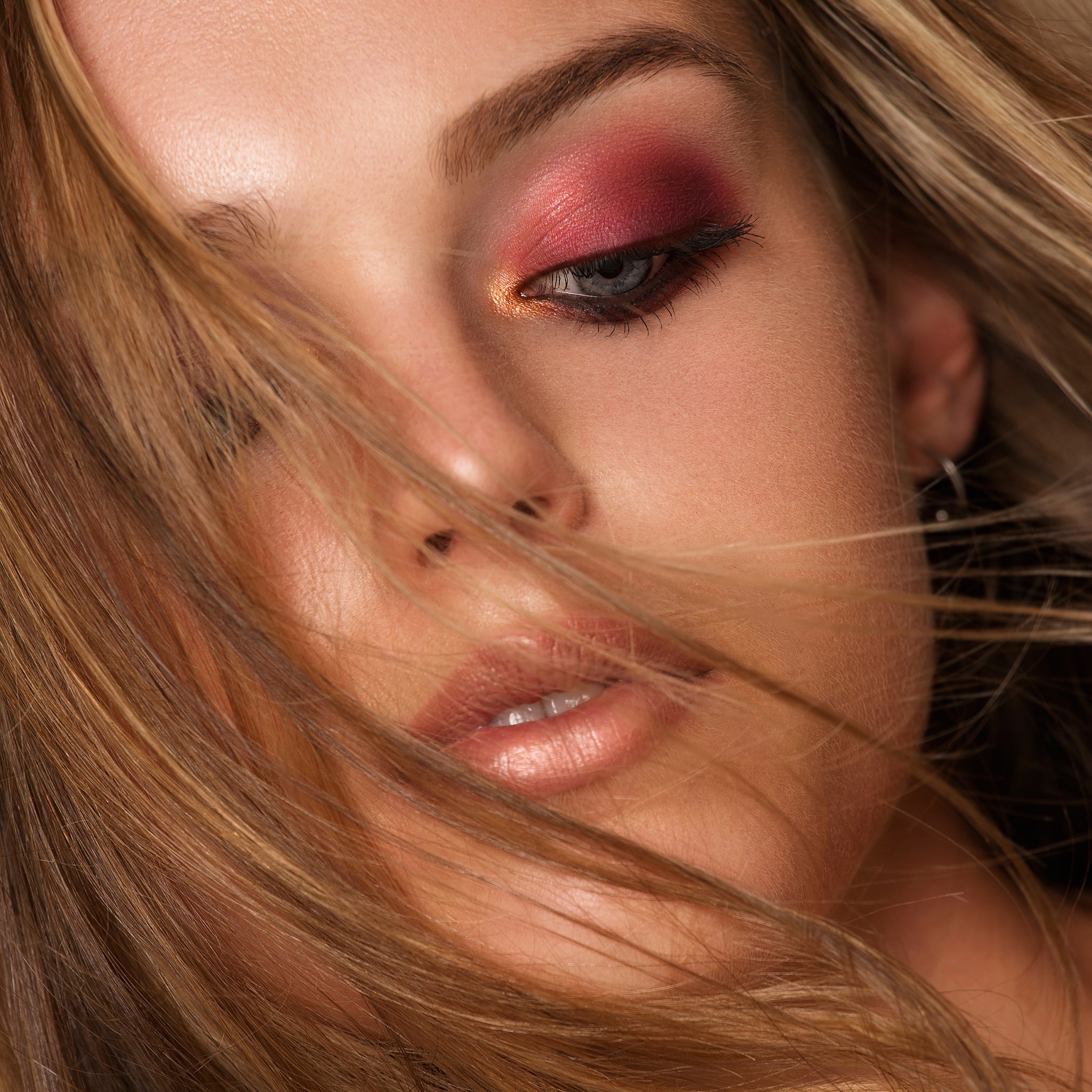 Petites Shimmers Coy showing duochrome shimmer shades of lilac, mermaid pink, and celestial rose with holographic sparkle on model