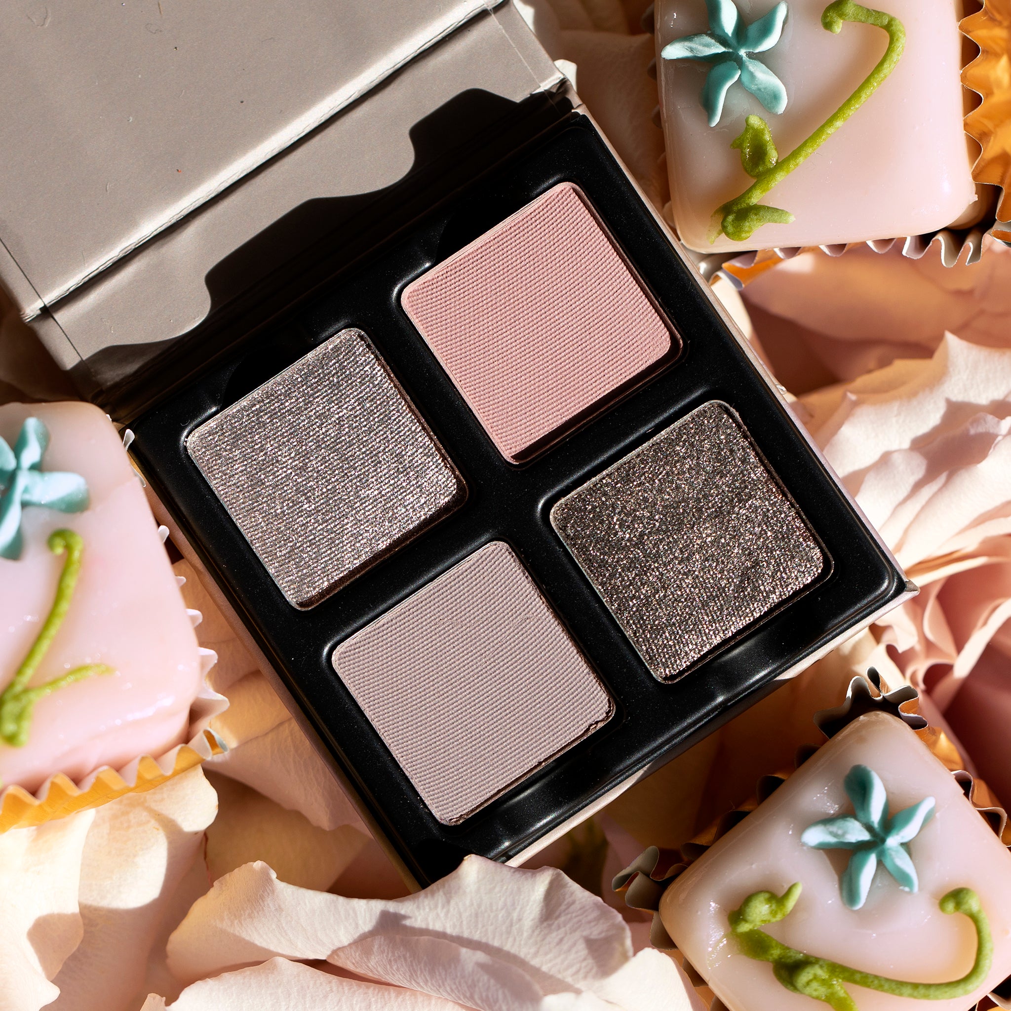 Open Petits Fours Lilas palette with soft lilac, mauve, and pink-toned eyeshadows in shimmer and matte finishes.