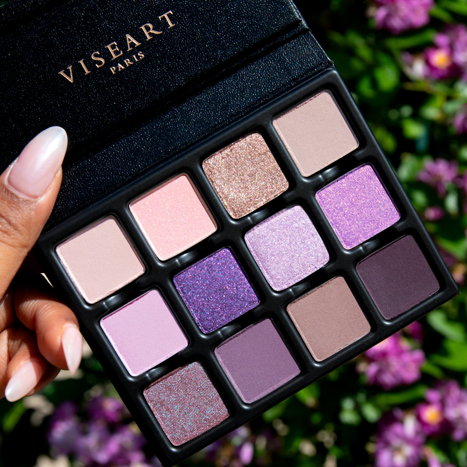 Close-up Violette Lumière Étendu palette prismatic violet duochrome eyeshadow
