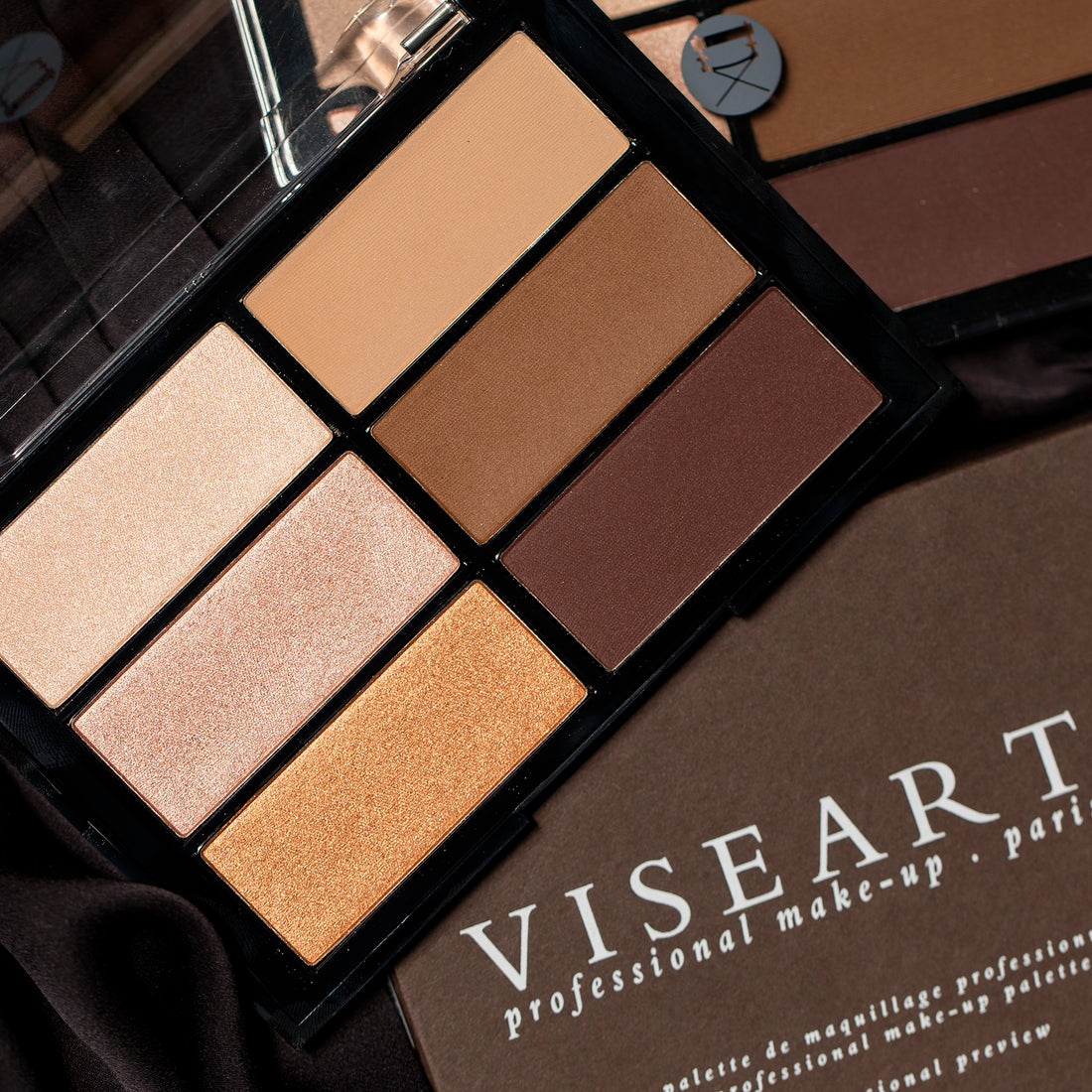 Viseart Highlight and Sculpt Palette open to reveal luminous highlighter and soft matte contour powders in warm rose gold and amber tones.